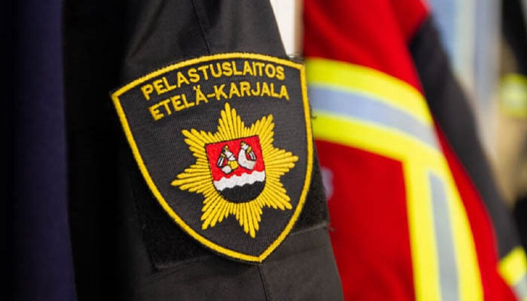 Etelä-Karjalan pelastuslaitoksen työntekijän virkapuvun hiha