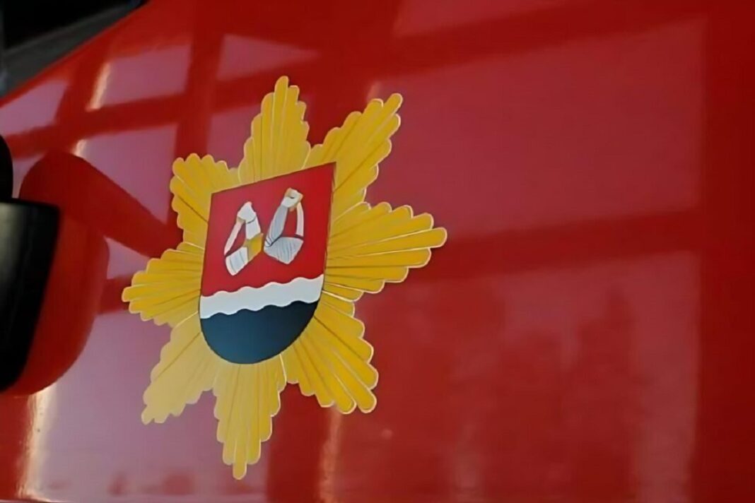 Lähikuva paloautosta,, jonka kyljessä on Etelä-Karjalan vaakuna