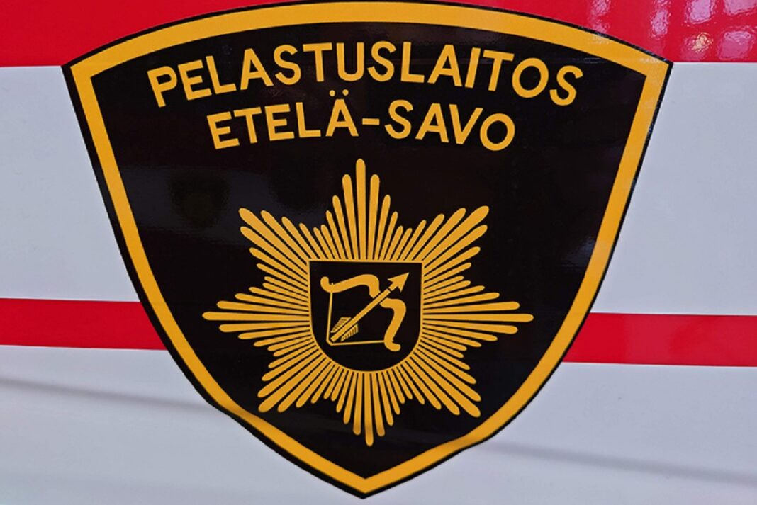 Kuva Etelä-Savon pelastuslaitoksen paloauton ovesta, jossa Etelä-Savon maakunnan vaakuna