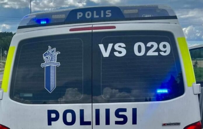Lounais-Suomen poliisilaitoksen Varsinais-Suomen alueen partioauto takaapäin kuvattuna osittain