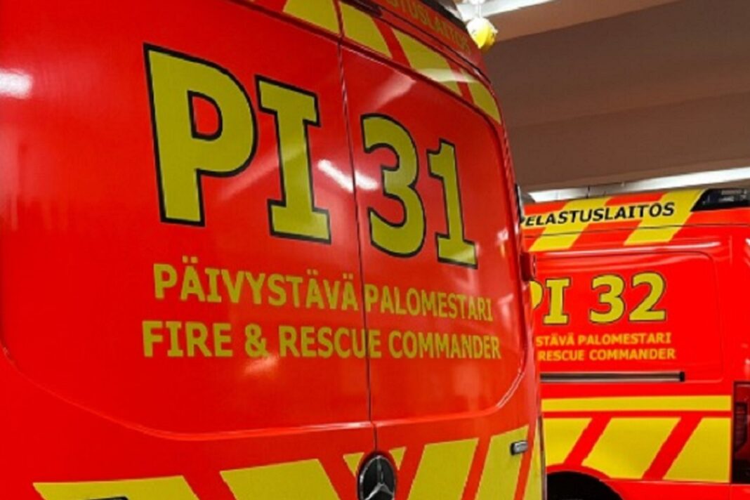 Kaksi Pirkanmaan pelastuslaitoksen päivystävän palomestarin autoa