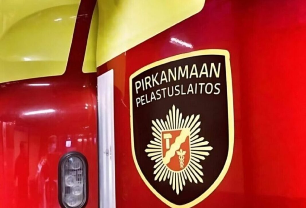 Pirkanmaan pelastuslaitoksen paloauton ovi lähikuvassa, jossa näkyy Pirkanmaan pelastuslaitoksen logo
