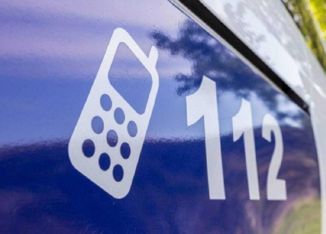 Yleinen hätänumero kuvattuna poliisiauton kyljessä