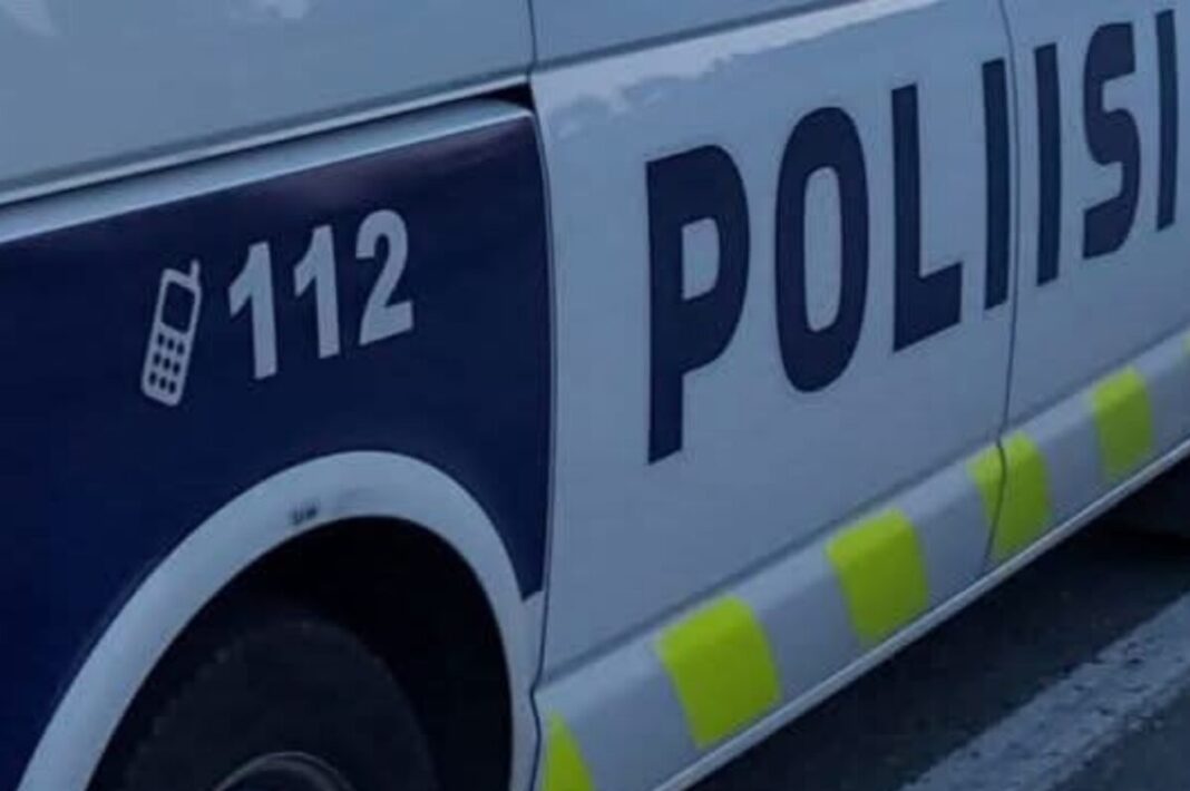 Poliisiauton oikeaa kylkeä kuvattuna