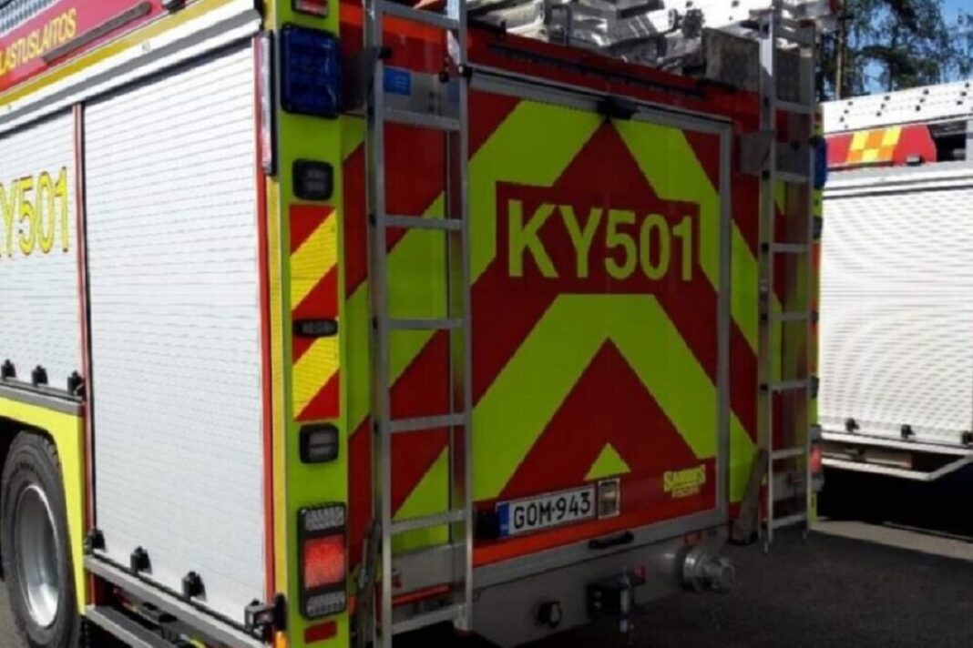 Kymenlaakson pelastuslaitoksen KY501 kuvattuna takaa