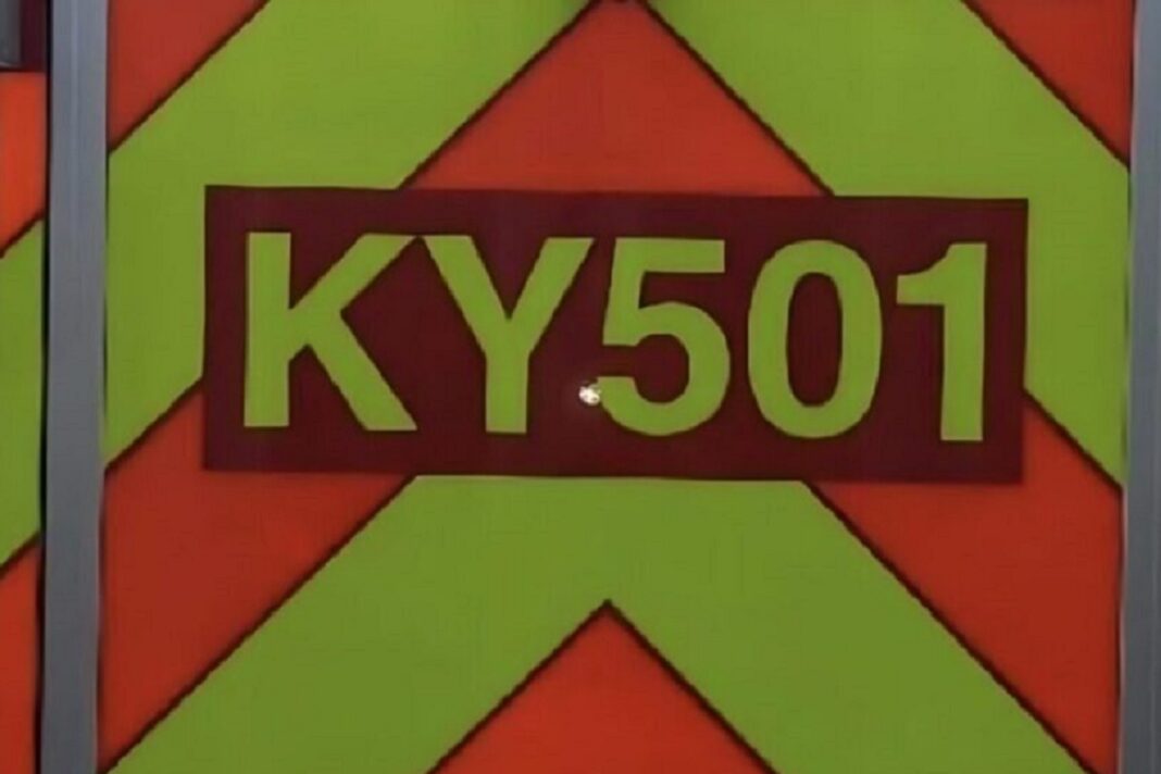 Kymenlaakson pelastuslaitoksen KY501 kuvattuna takaa