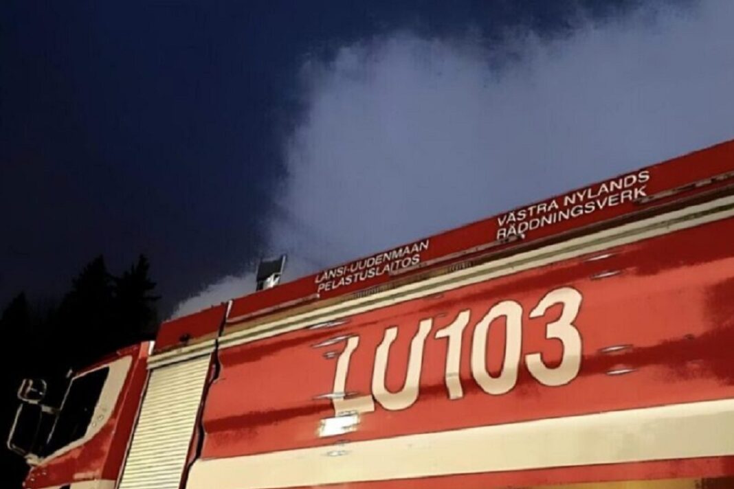 Lähikuvaa Länsi-Uudenmaan pelastuslaitoksen LU103 paloautosta alhaaltapäin kuvattuna