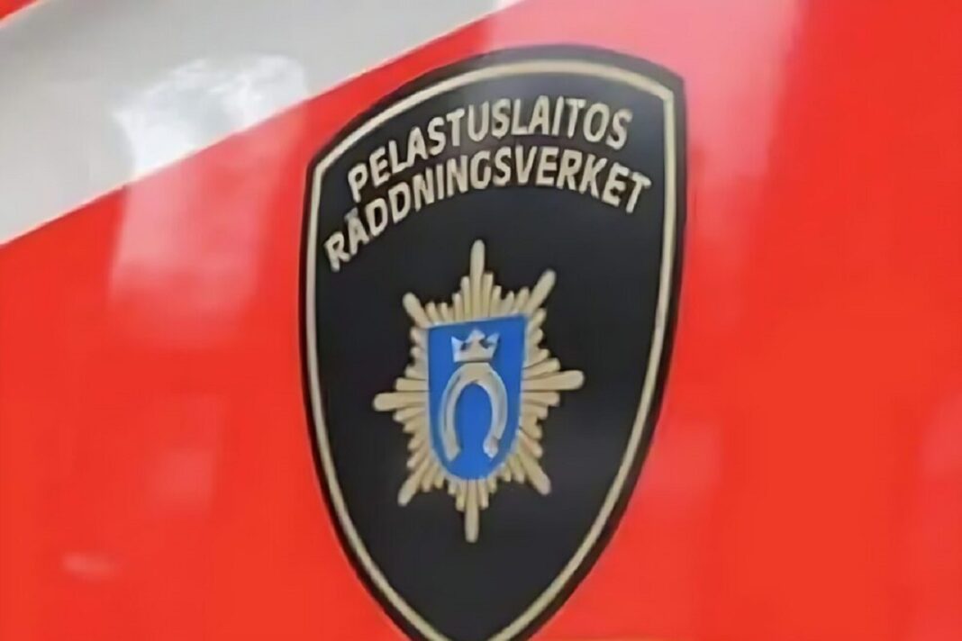 Lähikuvaa Länsi-Uudenmaan pelastuslaitoksen paloautosta, etenkin logosta