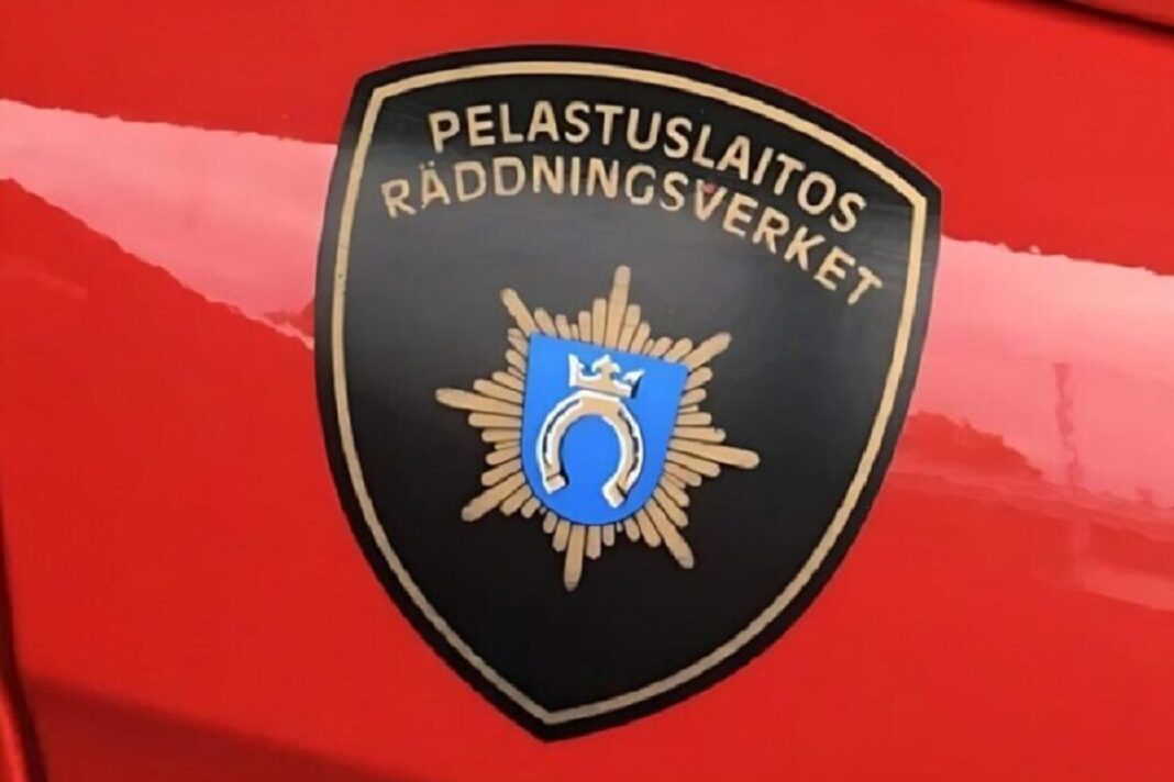Lähikuvaa Länsi-Uudenmaan pelastuslaitoksen paloautosta, etenkin logosta