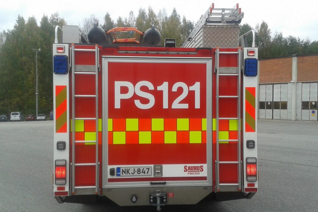 Pohjois-Savon pelastuslaitos PS121 takaa kuvattuna