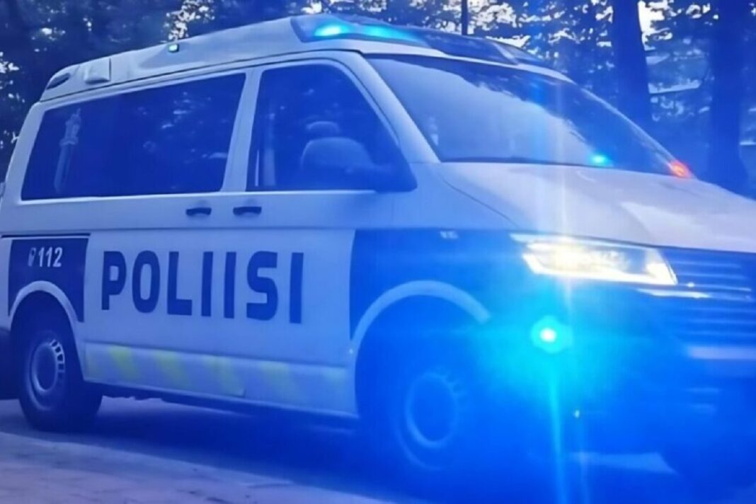 Poliisiauto takaa-ajotilanteessa