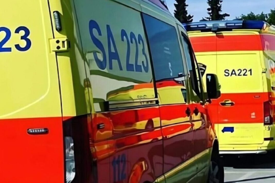 Kaksi Satakunnan ambulanssia pysäköitynä peräkkäin