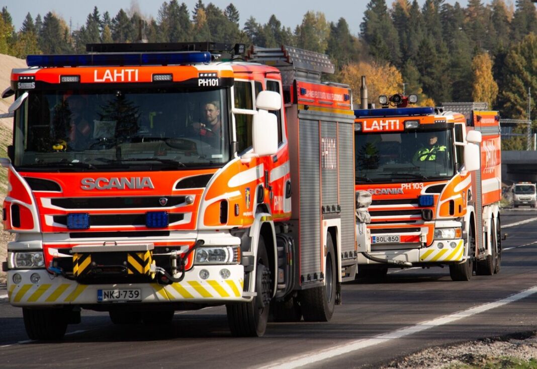 Päijät-Hämeen pelastuslaitoksen paloautoja liikenteessä
