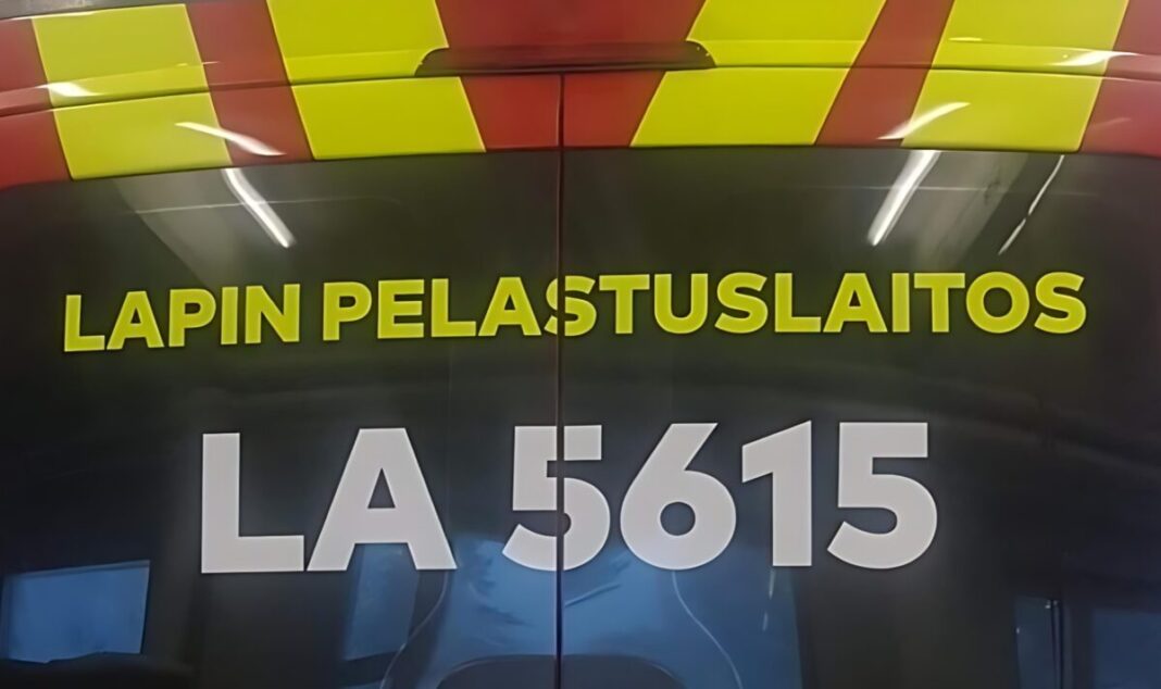 Lapin pelastuslaitoksen LA5615 takaapäin kuvattuna
