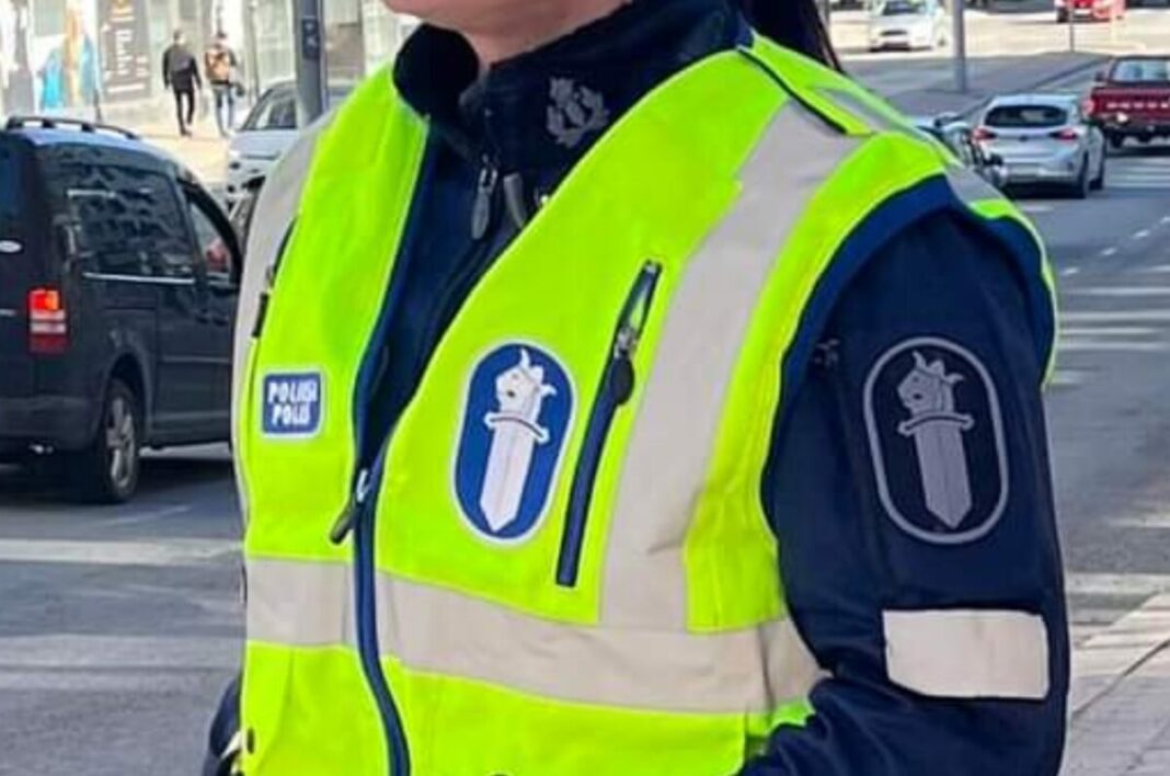 Poliisi valvomassa liikennettä