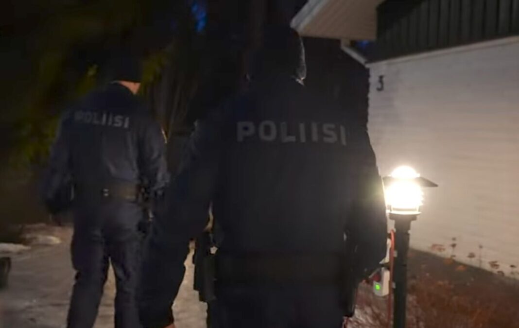 Poliisit viemässä kuvitteellisesti kuolinviestiä