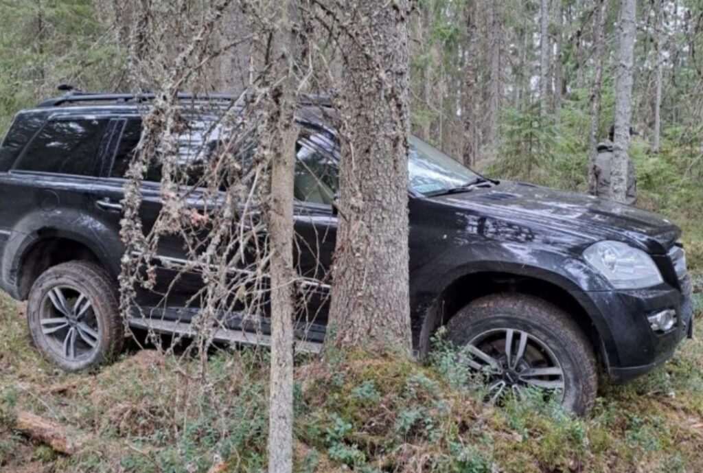 Ihmistä autolla jahdannut ja poliisia paennut pysyy vangittuna 1 Kuva tapaukseen liittyvästä Mercedes-Benz 320 katumaasturista
